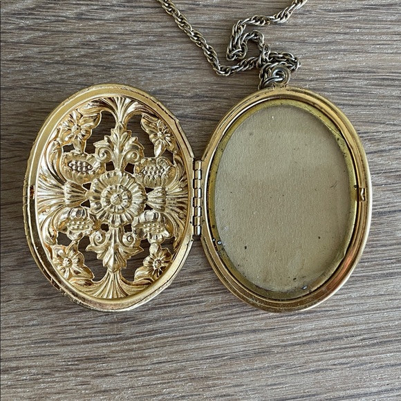 VINTAGE 1928 BRAND GOLD FILIGREE OVAL LOCKET NECKLACE Floral Photo Locket - Picture 9 of 12